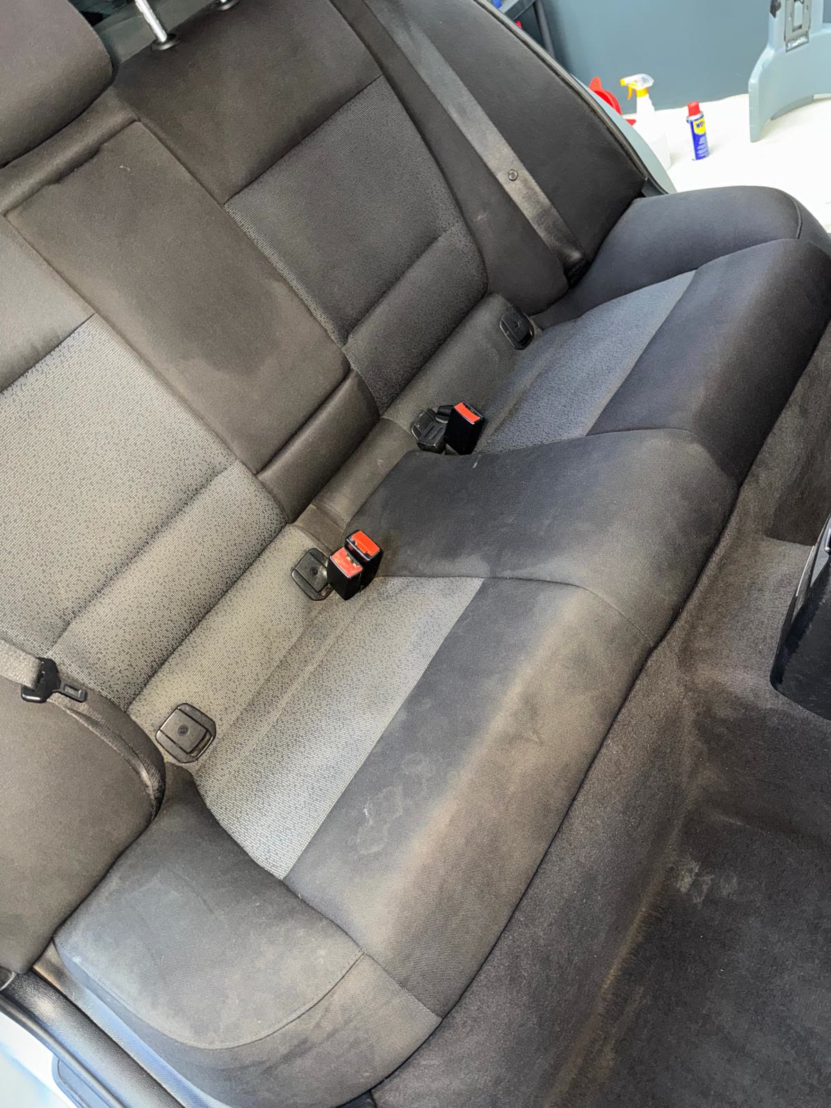 Banchetă înainte de curățare, urme și textil obosit