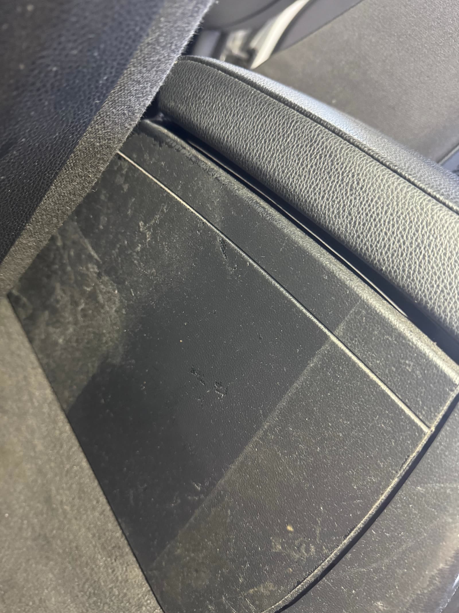 Detaliu plastic interior înainte de tratament
